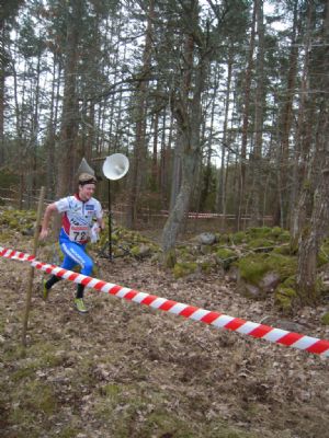 Mattias Karlsson vars moderklubb &auml;r Emmaboda-Verda, t&auml;vlar numera f&ouml;r Haldens SK i Norge. Han springer ibland &auml;ven i det svenska landslaget. Mattias vann H 21 b&aring;da dagarna &auml;ven om det var med endast 9 sekunders marginal p&aring; l&aring;ngdistansen. Farten var imponerande d&aring; han sprang de 11 kilometrarna p&aring; 61 minuter. 5.35 per kilometer. Mycket starkt!